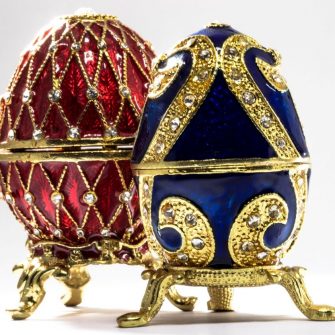 Unul dintre cele mai spectaculoase oua Fabergé a stabilit un nou record mondial la licitatie: 26 de milioane de euro. Scurta istorie a creatiilor Fabergé.