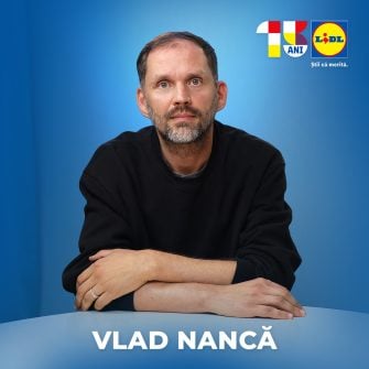 Vlad Nancă transformă papucii Lidl într-un mozaic inspirat de Roma Antică pentru aniversarea de 15 ani a brandului în România.
