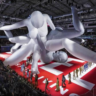 La Saptamana Modei de la Milano a fost prezentata cea mai mare sculptura gonflabila din lume. La 14 metri inaltime, a stabilit un nou record mondial dupa ce a aparut intr-o arena sportiva pe podiumul showului Diesel pentru primavara/vara 2023.