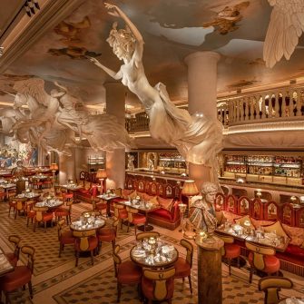 Damien Hirst a transformat noul restaurant londonez Bacchanalia intr-un loc de pelerinaj pentru iubitorii de arta. Artistul a creat 5 sculpturi monumentale inspirate de zeii din Roma Antica.