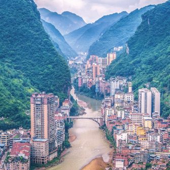 Cel mai ingust oras din lume are 300 metri latime. E in China pe marginea unui rau, intre munti