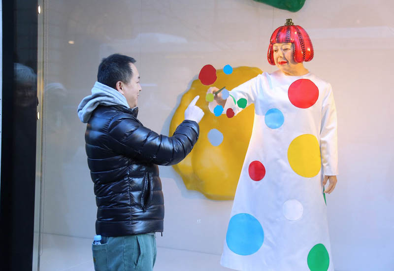 video) Un robot hiperrealist care o infatiseaza pe artista Yayoi Kusama  picteaza vitrinele magazinului Louis Vuitton de pe Fifth Avenue din New  York.