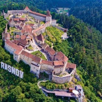 Cetatea Rasnov e primul obiectiv din Romania in Reteaua Europeana Forte Cultura. Acum se viziteaza doar gradina, accesul e gratuit. Alte cetati din Europa au parcuri horticole si gradini zoologice