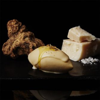 Un restaurant japonez a realizat cea mai scumpa inghetata din lume. O portie costa aproximativ 6.000 de euro si este realizata din frunze de aur, trufe albe italiene, branzeturi naturale si drojdie de sake.