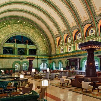 6 statii de tren transformate in hoteluri de spectaculoase. De la camere de hotel de lux in vagoane de tren la constructii istorice de acum 150 de ani si platourile de filmare ale serialului „The Office”.