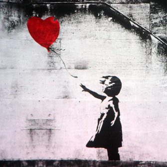 300 de lucrari semnate de Banksy, scoase la vanzare aleatoriu pentru 500 dolari. Numai una dintre ele este originala, cu o valoare de 97.000 dolari, restul sunt copii.