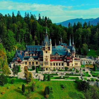 Pe 1 decembrie puteti vizita gratuit Muzeul Peles si Pelisorul. Castelul are o colectie impresionanta de arta si a fost unul dintre primele locuri cu electricitate din Europa