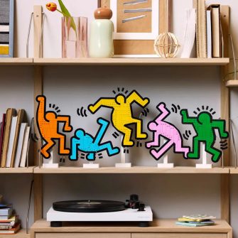 LEGO lanseaza un set in editie limitata inspirat de Keith Haring. Include celebrele figuri dansatoare create de artistul american la sfarsitul anilor 1980.