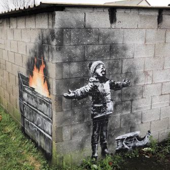 Povestea unui graffiti de Banksy a devenit  spectacol de teatru in Tara Galilor. Un desen aparut peste noapte a schimbat destinul unui oras intreg.