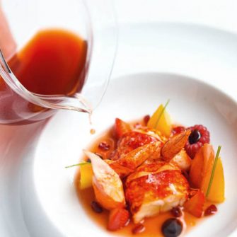 Creatiile lui Anne-Sophie Pic, chef cu 10 stele Michelin, vor fi trimise pe Statia Spatiala Internationala. Astronautii vor servi bisque de homar, velouté de pastarnac cu eglefin, foie gras si pui cu mamaliga.