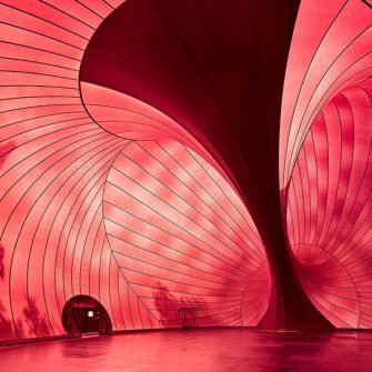 Artistul Anish Kapoor semneaza o statie de metrou la Napoli si o sala de concerte gonflabila in Elvetia. 