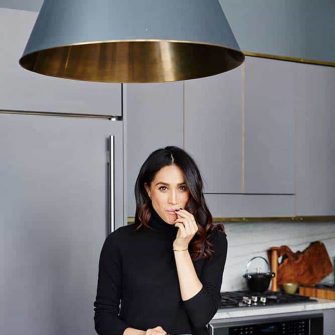 Meghan Markle revine pe Netflix cu un episod in care pregateste masa de Craciun. Simultan, a lansat prima ei colectie festiva: vinuri spumante, lumanari parfumate, dulceturi si condimente.