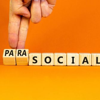 Cuvantul anului 2025 este „parasocial”. Descrie legatura pe care o simtim fata de celebritati, influenceri, personaje fictive sau inteligenta artificiala.