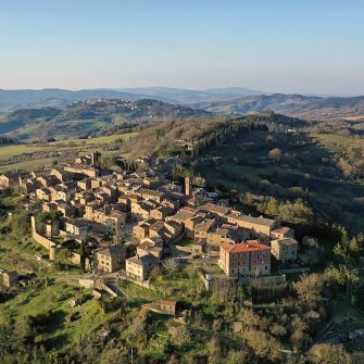 Un mic oras medieval din Toscana va plateste pentru a va reloca in Italia, la o ora de Florenta. Primaria investeste 400.000 de euro pentru a atrage noi locuitori.
