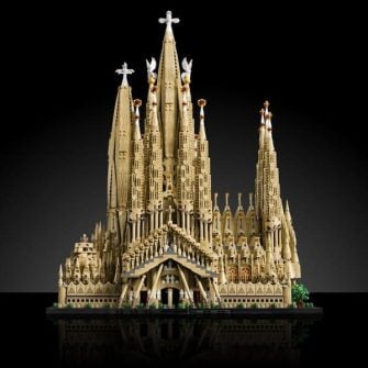 LEGO ridica stacheta colectiei Architecture cu un impresionant set dedicat Sagradei Familia. Costa 800 de dolari