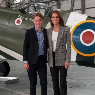 (video) Printul George, intr-o aparitie rara alaturi de Printesa de Wales, la o baza Royal Air Force.