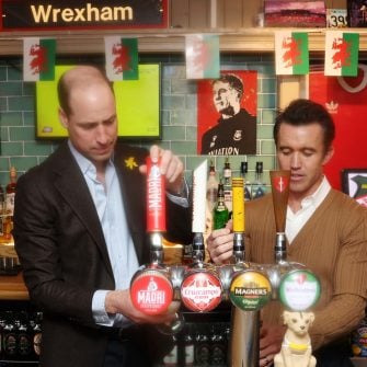 Printul William, gata sa serveasca la bar. Mostenitorul tronului britanic spune ca a crescut in pub-uri si sprijina localnicii din comitatul Wiltshire care salveaza un bar vechi