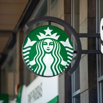 Starbucks Coreea va inchide temporar toate cele peste 2.000 de cafenele din tara… Angajatii vor face cursuri de istorie