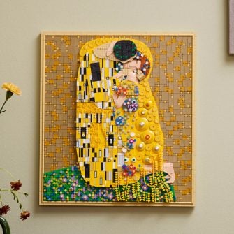 LEGO lanseaza un set de 4.000 de piese dupa tabloul „Sarutul” lui Klimt, realizat in colaborare cu Muzeul Belvedere din Viena. Este cel mai mare set din seria Art Masterpiece.