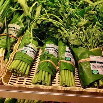 Supermarketurile din Thailanda inlocuiesc plasticul cu frunze de bananier pentru ambalarea legumelor
