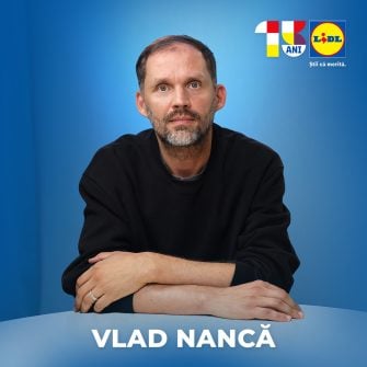 Vlad Nancă transformă papucii Lidl într-un mozaic inspirat de Roma Antică pentru aniversarea de 15 ani a brandului în România.