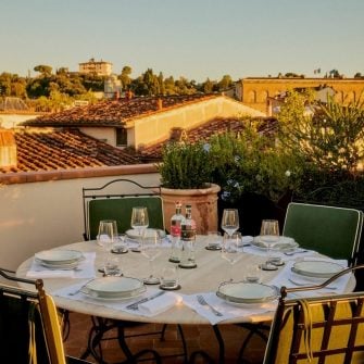 La Réserve Firenze, un hotel de lux fara camere traditionale, s-a deschis la Florenta pe 16 octombrie. Oaspetii vor locui in sase apartamente private, intr-un palat renascentist din secolul al XV-lea